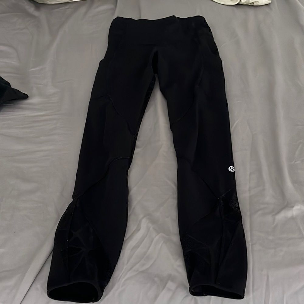 Lululemon black leggings 7/8 with lace inserts sz 2